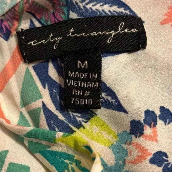 City Triangles Women's Jumpsuit Size Medium offers a blend of casual elegance - Picture 3 of 3